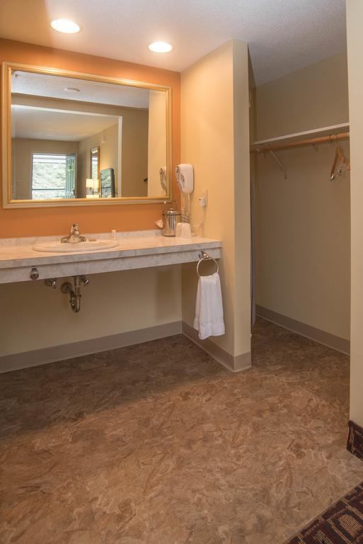 Colonnade Inn Lyndonville Dış mekan fotoğraf