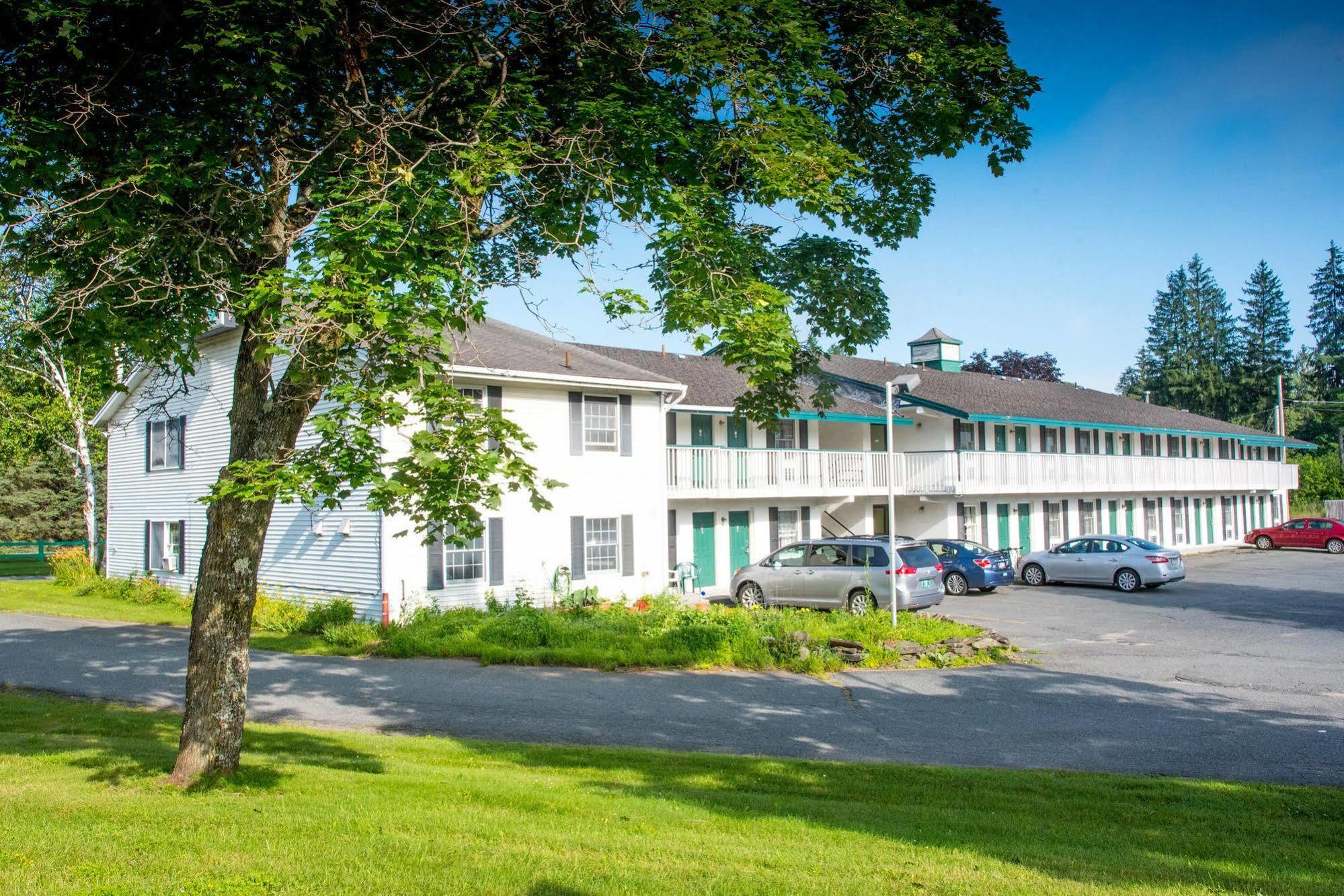 Colonnade Inn Lyndonville Dış mekan fotoğraf