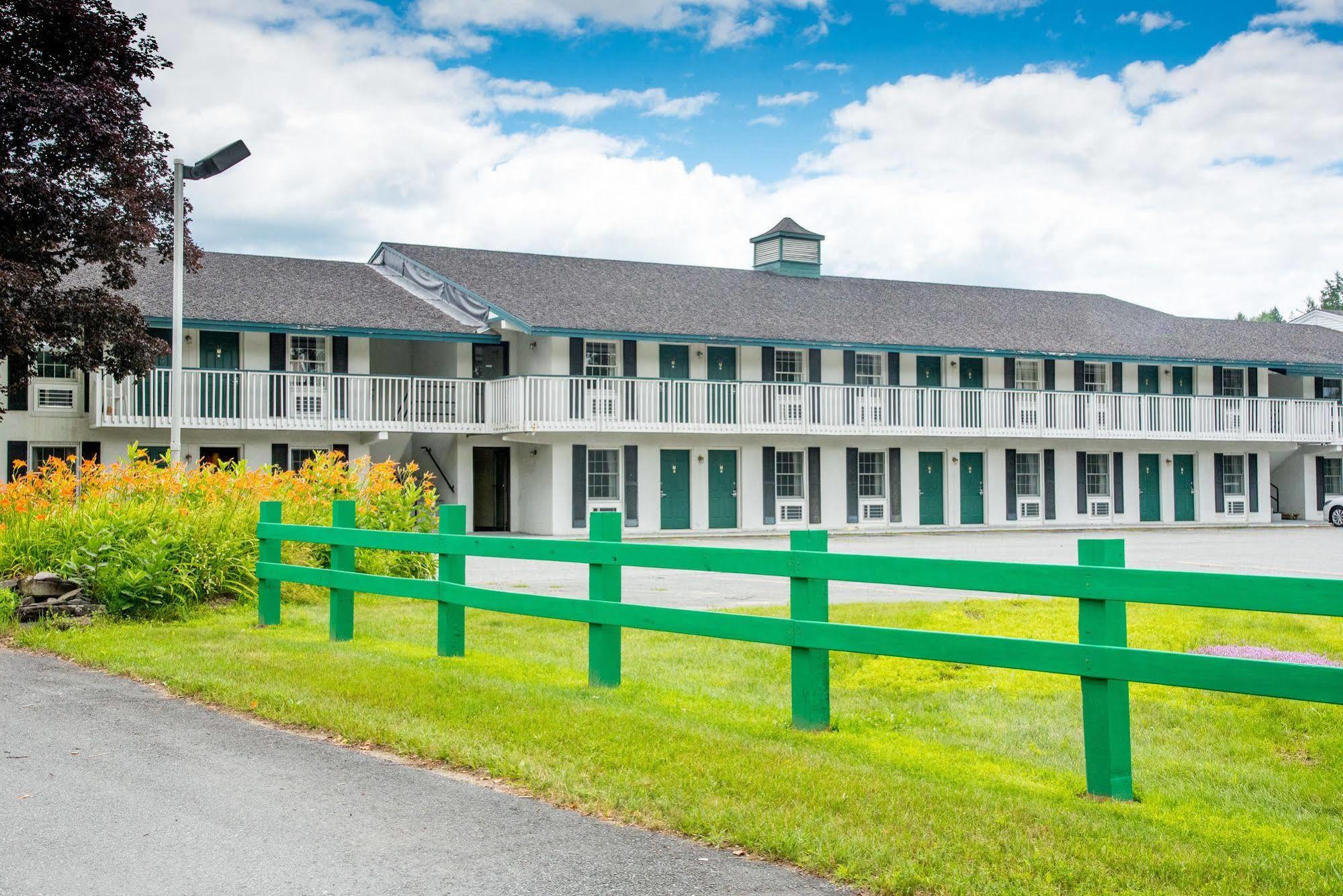 Colonnade Inn Lyndonville Dış mekan fotoğraf