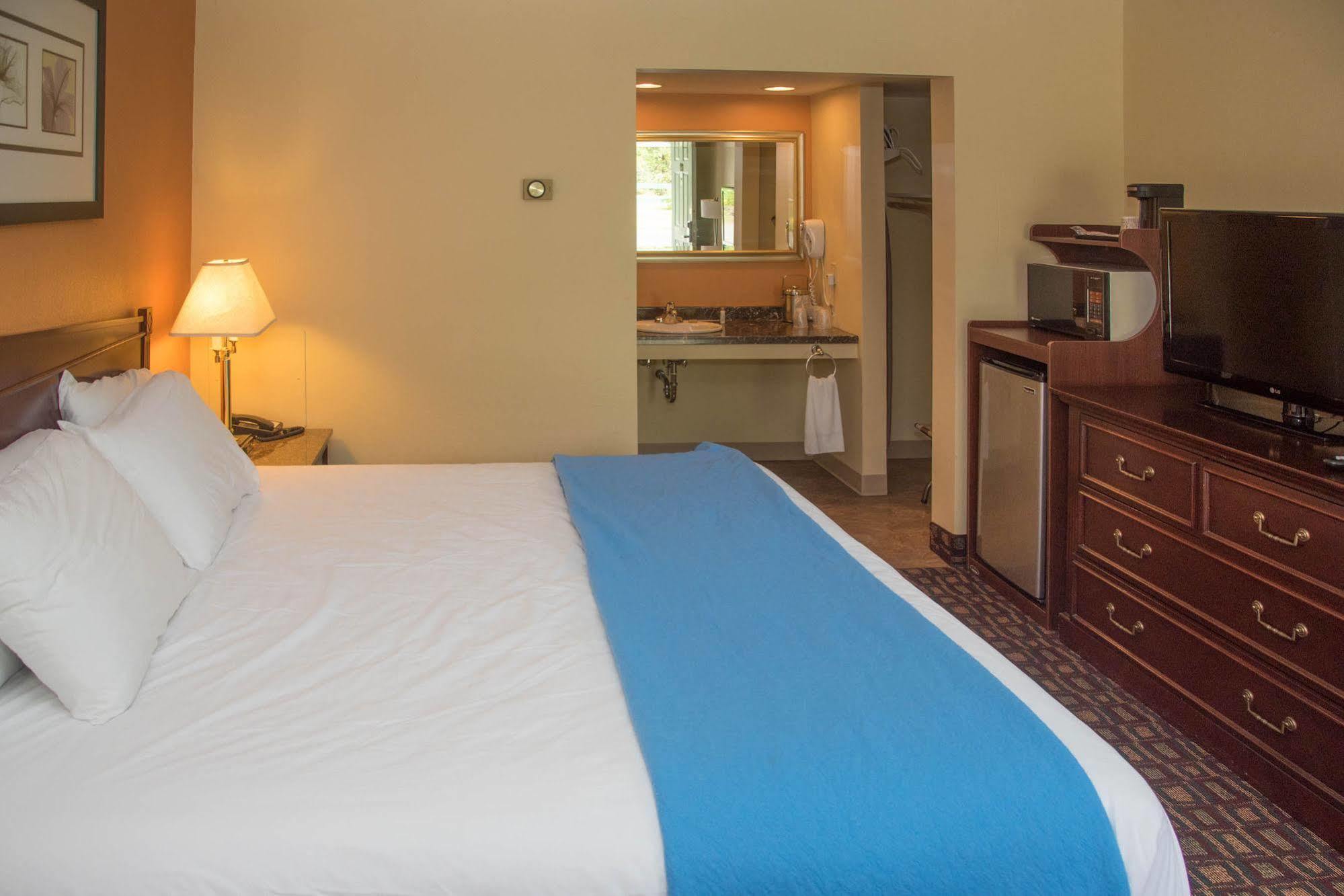 Colonnade Inn Lyndonville Dış mekan fotoğraf