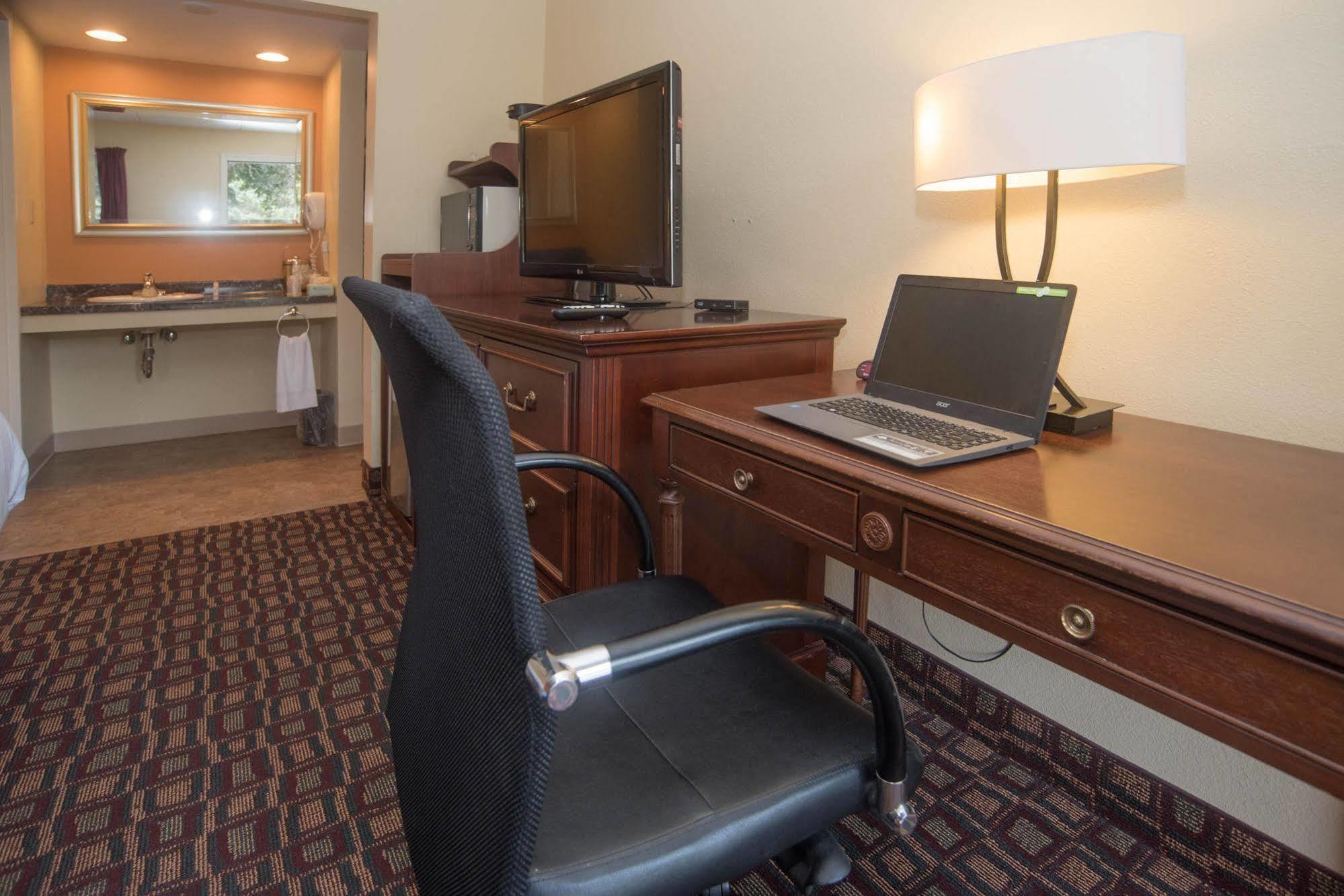 Colonnade Inn Lyndonville Dış mekan fotoğraf