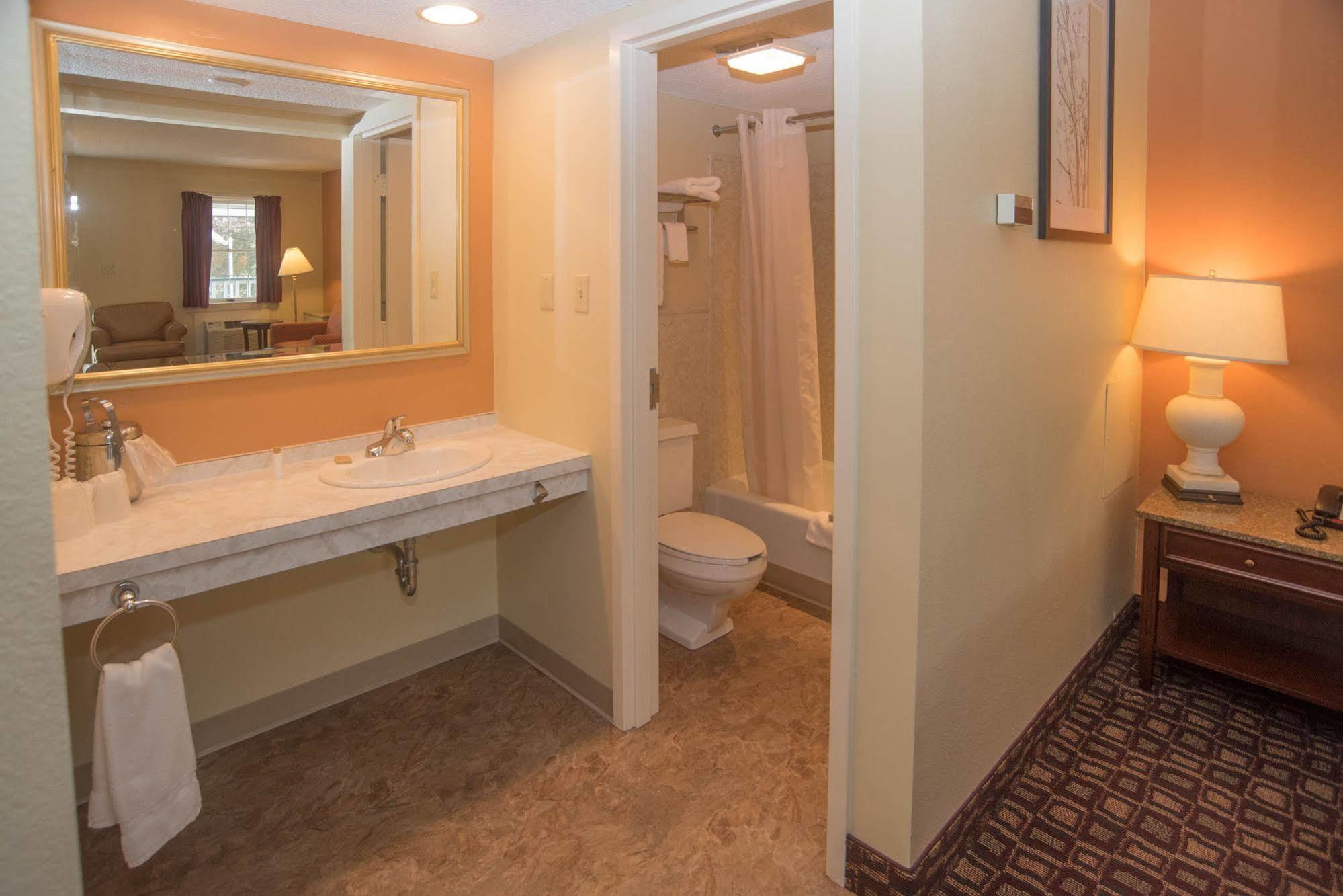 Colonnade Inn Lyndonville Dış mekan fotoğraf
